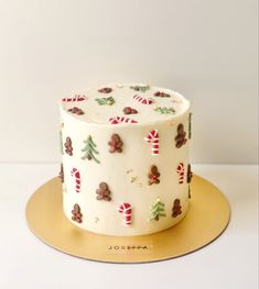 a decorated christmas cake sitting on top of a gold plate