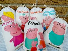 five peppa pig sacks with the words peppa written on them and three small pigs in different colors