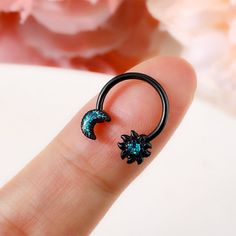 Which color is your favorite? There are two colors available on this sun and moon horseshoe septum ring: the gold one is on the elegant side, and the black one is more punk, rock n roll style. Witchy Nose Piercing, Septum Jewelry Horseshoe, Piercing Claims, Fun Piercings, Cute Septum Rings, Horseshoe Septum, Titanium Belly Button Rings, Septum Piercing Jewelry, Daith Earring