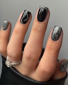 Black Nail Designs For New Years, Acrylic Nails Ideas Silver, Black And Silver Dipped Nails, Black Glittery Nails Short, Nye Nails Black And Silver, Las Vegas Manicure Ideas, Black And Silver Manicure, Christmas Nails Black And Silver, Black January Nails