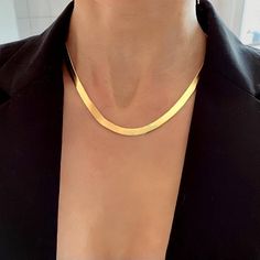 This pretty women's necklace is a serpentine chain, made of gold brass with fine gold. The collar closes with a musket clasp and the length is a unique size, 43cm.D E T A I L S______________Material: golden brass with fine gold 1 micronWidth: 5mmLength of collar: 43cm♥ All jewels are sent in a small pouch♥The rest on the shop! https://www.etsy.com/fr/shop/VictoireCollectionTo be aware of what's new:Instagram: @Victoire.CollectionDon't hesitate to contact us for any questions! Trendy Gold Snake Shaped Jewelry, Trendy Gold Snake-shaped Chain Necklace, Trendy Gold Snake Chain Necklace With Adjustable Chain, Trendy Gold Snake Shape Chain Necklace, Metal Snake Chain Necklace For Gift, Elegant Adjustable Snake Shape Necklaces, Metal Snake Chain Necklace Gift, Elegant Adjustable Snake Shape Necklace, Trendy Snake Shape Jewelry With Chain