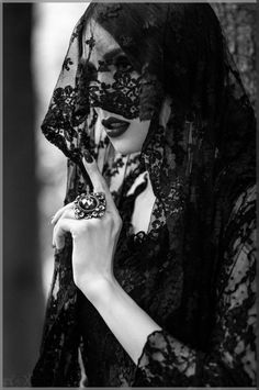 Gothic Models, Victorian Goth, Black Veil, Gothic Beauty, Arte Fantasy, Gothic Girls, Dark Photography, Dark Beauty, Dark Fashion