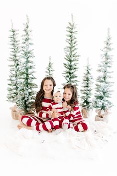 Christmas Pictures With Dog, Christmas Pictures Friends, Christmas Photoshoot Kids, Christmas Mini Shoot, Dog Christmas Pictures, Christmas Couple Pictures, Christmas Session, Christmas Pictures Outfits, Christmas Family Photoshoot