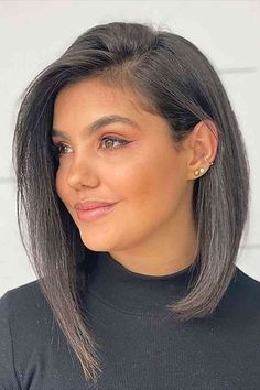 Uneven Lob with Deep Side Part for Ladies with Rounder Faces Cute Lob Haircut, Long Lob Haircut, Lob Haircut Straight, Angled Lob, Asymmetrical Bob Haircuts, Asymmetrical Haircut, Long Bob Haircuts, Lob Hairstyle