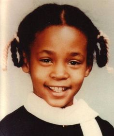 Q. Can you name this celebrity? Just repin if you know her name! Whitney Houston Young, Whitney Houston Pictures, Pictures Black And White, Famous Moms