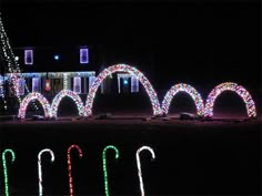 Clear Christmas Lights Outdoor, Diy Christmas Light Arch, Christmas Light Arches Diy, Christmas Arches Outdoor, Christmas Library Display, Christmas Arches, Hanger Snowflakes, Large Outdoor Christmas Decorations, Christmas Cake Cookies