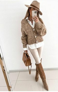 Casual Chic Winter Outfits 2023, Beige Leggings Outfit, Effortless Style Fall, Lederhosen Outfit, Casual Chic Outfits, Mode Boho