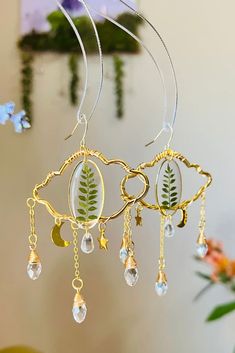 These modern minimalist plant earrings are made with resin, for a statement earring that you will love. Made from Non-toxic Resin and real dried botanicals that were carefully selected to make this set unique and perfect for daily use. Crystals are glass. SIZE : 3.5in Length X 2.5in Width MATERIAL USED: Non-Toxic Epoxy Resin, Brass Frame, Hypoallergenic Hoops, Dried Flowers, botanicals, terrariums. CARE: Don't store in high heat, which can cause shape defects and flowers to fade. Due to the jewe Dried Botanicals, Plant Earrings, Hand Making, Statement Earring, Brass Frame, Making Jewelry, Epoxy Resin, Terrarium, Modern Minimalist