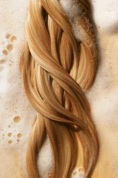 Wet hair? Cool play with textures Hair Care Photography, Faded Hair Color, Hair Photography, Hair Quotes, Super Hair, Hair Problems, Bagan, Long Blonde, Long Blonde Hair