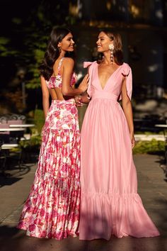 Dress Code Wedding, Flower Drop Earrings, Guest Attire, Wedding Attire Guest, Pink Maxi, Cooler Look, Resort Collection, Pink Maxi Dress, V Cut