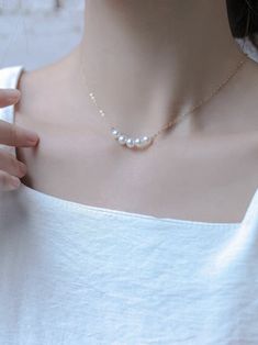 💖 ITEM INFORMATION 💖  *This cute minimal style pearl necklace is made from 5 freshwater baroque pearls, 14k gold plated chain, lobster claw closure, and an extender *The pearl has a diameter of 0.5 cm on average *Length of the necklace: around 16 inches + an extender of 2 inches *If you have any special requests on the length, please contact me on Etsy ✈️ SHIPPING INFORMATION ✈️  *All products are made in British Columbia, Canada, where I will ship the earrings. The processing time before disp Simple Pearl Clavicle Chain Necklaces, Minimalist Pearl White Pearl Necklace With Clavicle Chain, Dainty Pearl Charm Necklace With Clavicle Chain, Minimalist Pearl Necklace With Pearl Pendant, Minimalist Pearl Chain Necklace, Minimalist Pearl Charm Necklace, Modern Pearl Necklace Design, Dainty Pearl Necklace, Natural Pearl Earrings