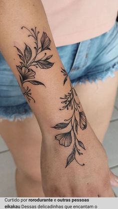 a woman's arm with flowers on it and the words, culido por pod