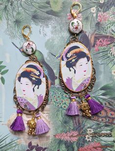 Japanese geisha earrings, color Japan portrait, inspired by old postcards Golden mounts. Bronze embellishment, wooden cabochons, violet tassels, Chinese beads Total length 10.5cm Unique and original creation. Light to wear. Sent in a bubble envelope in letter followed, with an organza gift pouch. Thank you for your visit Geisha Portrait, Japan Portrait, Japan Geisha, Japanese Geisha, Paper Jewelry, Old Postcards, Gift Pouch, Earrings Color, Halloween Shopping