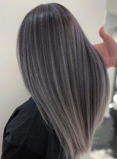 Black Hair with Chunky Silver Highlights Medium Grey Hair, Pelo Color Ceniza, Brown And Silver Hair, Dark Grey Hair Color, Dark Silver Hair, Silver Hair Color Ideas, Silver Hairstyles, Silver Ombre Hair