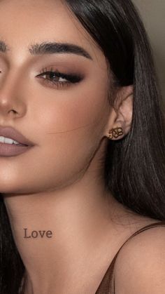 Prom Makeup Looks For Beige Dress, Make Up Inspo For Morena, Night Event Makeup Look, Brownie Makeup Look, Subtle Brown Makeup, Make Up For Wedding Guest Brown Eyes, Graduation Makeup For Morena, Brown Neutral Makeup, Make Up Ideas For Graduation