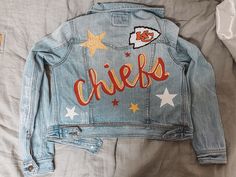 Nfl Painted Jean Jacket, Custom Game Day Denim Jacket, Kansas City Chiefs Jean Jacket, Chiefs Jean Jacket Painted, Painted Jean Jacket Sports, Jean Jacket Painted Football, Football Denim Jacket, Chiefs Denim Jacket, Chiefs Jean Jacket