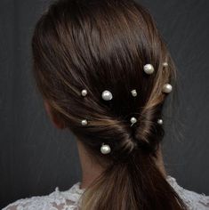 These beautiful freshwater pearl hair pins are the perfect boho accent piece for your hair. Ideal for both brides and bridesmaids or just to enhance any hairstyle. ————————————————————— ♥︎ Lovingly hand crafted with the finest materials in our LILLEY studio in Birmingham, United Kingdom ♥︎ LILLEY strives to bring feminine and delicate hair accessories for the indie girl and boho bride.  ————————————————————- PRODUCT DETAILS▸▸ Listing is for 5 (five) hair pins▸▸ Size: Large H-70mm, Bead Size-10mm Gold Bridal Hair Accessories, Minimal Hair, Hairstyle Ideas Easy, Bridesmaid Hair Clips, Bridesmaid Hair Pins, Bobby Pin Hairstyles, Hair Grips, Hair Accessories Pearl, Trendy Hairstyle