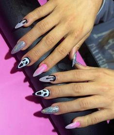 30th Nails Art Designs, Halloween Birthday Nails, 30th Birthday Nails, Ghostface Nails, Simple Halloween Nails, How To Be Pretty, Cut Dog Nails, Pink Halloween Nails, Spooky Halloween Nails