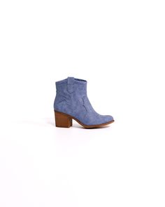 Step out with style in the NO WEST FOR THE WICKED BOOTIE! Crafted from faux leather and featuring a 2.5" block heel, this bad boy is sure to turn heads. The side zipper closure means no more fiddling around – just zip it up and hit the streets! Plus, the synthetic upper and cushion footbed ensure that you'll be dancing 'til the break of dawn with maximum comfort. What more could you want? Synthetic Materials l 2.5" Heel l True to Size Casual Boots With Zipper And Block Heel, Casual Moto Boots With Stacked Block Heel, Casual Mid-calf Boots With Stacked Block Heel, Break Of Dawn, Synthetic Materials, Chinese Laundry, Stepping Out, Bad Boy, Shoe Box