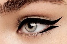 The Cat’s Meow: 3 Creative Cat-Eye Looks to Try | Beautylish | Bloglovin’ Teknik Makeup, Make Up Mata, Tutorial Eyeliner, Drag Make-up, Eyeliner Styles, Smink Inspiration, Makijaż Smokey Eye, Makeup Eye Looks