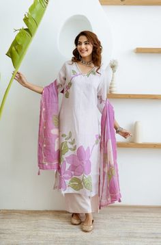 Latest Kurti Designs Pattern, Kurti Ideas, Eid 2024, Latest Kurti Designs, Painted Suits, Simple Kurti, Easy Diy Clothes, Stylish Kurtis Design