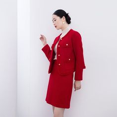 Designed with a sleek and simple H-line silhouette, this classic coat exudes sophistication and vintage charm. The round collar adds a touch of refinement, making it a versatile piece that pairs effortlessly with suit skirts, chiffon trousers, or even casual denim for a chic high-street look.Featuring delicate fringed detailing along the front pockets, this coat adds depth and dimension to your outfit. The classic round collar is flattering for all face shapes, while the heart-shaped metallic bu Elegant Tweed Outerwear For Office, Elegant Tweed Office Outerwear, Elegant Winter Wool Skirt Suit, Elegant Red Tweed Outerwear, Elegant Tweed Skirt Suit For Office, Classic Red Long Sleeve Tweed Jacket, Elegant Wool Skirt Suit For Fall, Elegant Red Tweed Jacket For Winter, Elegant Tweed Skirt Suit For Work