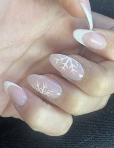 Christmas Nails French Tip Snowflake, Cute Christmas Nails Snowflakes, Nail Ideas Snowflake, White French With Snowflakes, Christmas Ideas Nails, Nails Christmas Snowflake, Winter Nail Ideas White, Christmas Nail Snowflake, Nails Idea Christmas