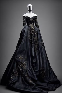 Regal Gowns Queens, Night Goddess Dress, Fantasy Ballgown Aesthetic, Day Court Fashion, Black Fantasy Gown, Night Court Dress, Dark Fantasy Gown, Night Court Fashion