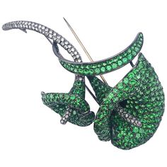 A three dimensional calla lily brooch. The two flowers are set entirely with green garnets and round brilliant diamonds. The stones are set in blackened gold for a dramatic effect. The flowers measure 3.75" x 2.50" stamped 18K 750 229 Diamonds = 3.37 carats 470 Green Garnets = 27.06 carats Two Flowers, Vintage Jewellery Rings, Green Garnet, Purple Jewelry, Floral Jewelry, Antique Brooches, Antique Diamond, Silver Brooch, Floral Jewellery