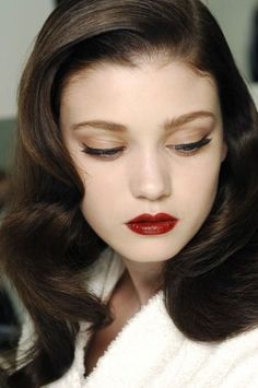 Dark Hair Pale Skin, Makeup Runway, 1950s Makeup, Vintage Makeup Looks, Pale Skin Makeup, Pale Makeup, 1950s Hairstyles, Retro Makeup, Looks Pinterest