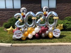 balloons and heliums are arranged in the shape of numbers for a new year's eve celebration