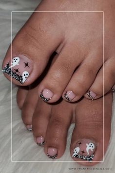 ghost and french tip Halloween Toe Nails Designs Toenail Art Designs French Tip, Cute Halloween Toe Nails, Cute Fall Pedicure Ideas, September Toe Nail Ideas, Pedicure Designs Toenails Fall, Halloween Nails And Toes, Spooky Pedicure Ideas, Creative Halloween Nails, Ghost Pedicure