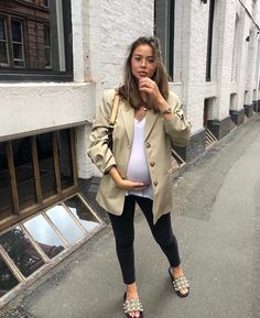 Pregnacy Fashion Outfits, Naomi Genes, Pregnacy Fashion, Prego Outfits, Maternity Work Clothes, Trendy Maternity Outfits, Baby Bump Style, Preggo Fashion