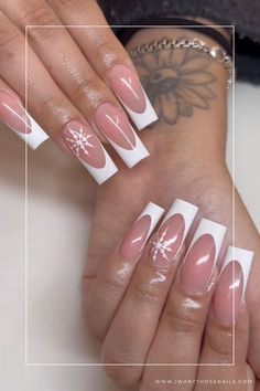 Christmas French Tip Nails Christmas French Tip, Christmas Snowflakes Nails, Tip Nail Designs, Snowflake Nail Design, Holiday Manicure, French Tip Nail Designs, Hippie Nails, Christmas Look