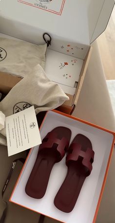 Hermes Shoes, Sneakers Addict, Everyday Fashion, Slides, Fashion Shoes, High Heels, Lifestyle, Sandals, Heels