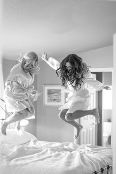 Pictures With Maid Of Honor, Bride And Maid Of Honor Getting Ready, Bride Moh Photos, Maid Of Honor And Bride Photoshoot, Funny Maid Of Honor Pictures, Maid Of Honor Photos With Bride, Maid Of Honor Bride Pictures, Bride And Matron Of Honor Pictures, Bride And Maid Of Honor Photos