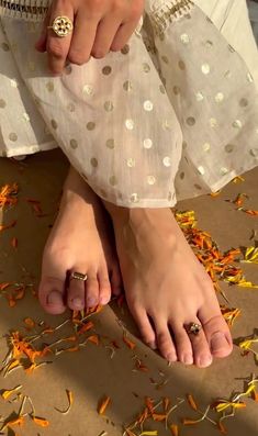 Ring Photoshoot Ideas Aesthetic, Toe Ring Aesthetic, Toe Rings Aesthetic, Indian Toe Rings, Ring Photoshoot, Animals Jewelry, Nails Feet, Toe Ring Designs, Ethereal Jewelry