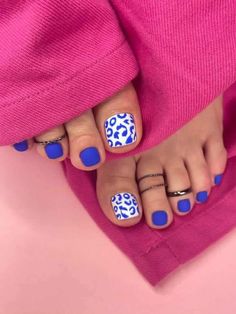 Pedicure Ideas Flower Toenails, Smiley Face Pedicure, Summer Manicure Pedicure Combo, August Pedicure Ideas, Pedicure Ideas Beach, White Pedicure Toenails With Design, Tropical Toe Nail Designs, Cruise Pedicure Ideas, Painted Toenails Ideas