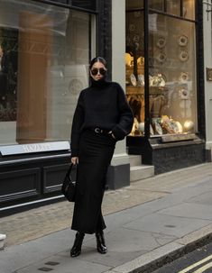 Black Skirt Winter, Long Black Skirt Outfit, Outfit Minimalista, Skirt Outfit Fall, Winter Mode Outfits, Long Skirt Outfits, Winter Skirt Outfit, Maxi Skirt Outfits