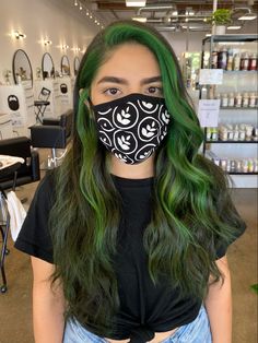 Green Peek A Boo Hair, Front Color Streak Hair, Green Money Piece Hair, Grunge Hair Dye, Green Money Piece, Green And Blonde Hair, Colourful Hair Ideas, Grunge Hair Dye Ideas, Brown Hair With Green