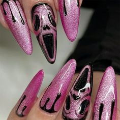 Get ready for spooky season with these Halloween nail designs that will level up your costume game! From classic jack-o'-lanterns to creepy cobwebs, this tutorial will show you how to create the perfect manicure for the scariest night of the year. Whether you're a beginner or a nail art pro, these designs are sure to impress at any Halloween party. Nail Art Halloween, Sharp Claws, Halloween Manicure, Nails Yellow, Halloween Press On Nails, Nagel Tips, Nail Type, Black Nail, Halloween Nail Designs