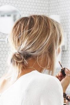 Love the messy bun Cute Simple Hairstyles, Ombré Hair, Sopot, Penteado Cabelo Curto, Trending Hairstyles, Hair A, Messy Bun, Ombre Hair