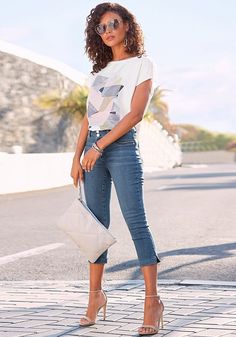 Capri jeans that are a versatile staple, and you can combine their plain-colored design with simple or excitingly patterned tops. Denim Capri Outfit, Summer Capri Outfits, Jean Capri Outfits, Denim Top Outfit, Denim Pocket Details, Capri Outfits, Bra Fitting Guide, Jeans Outfit Summer, Denim Pocket