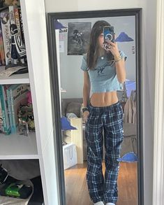 Sleeping Pants Outfit, Plaid Pyjama Bottoms Outfit, Outfit With Pajama Pants, Pajama Pants School Outfit, Plaid Pyjama Bottoms Aesthetic, Styling Pajama Pants, Cute Outfits With Pajama Pants, Pj Pants Outfit Aesthetic, Night Pants Outfit