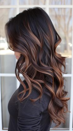 Get ready to fall in love with the hottest hair color trend of 2024: caramel balayage. This stunning technique seamlessly blends warm, rich caramel tones with your natural hair color, creating a look that’s both Butterfly Cut, Caramel Balayage, Brunette Balayage Hair, Balayage Brunette, Hair Inspiration Color, Fall Hair Color