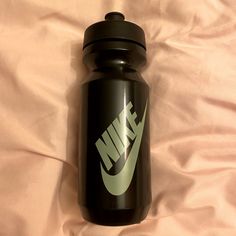 New With Tag Nike Water Bottle Great For All Sports And Activities! Nike Water Bottle, Nike Poster, La Dodgers Baseball, Ryne Sandberg, Baseball Bag, Blue Thunder, Nike Backpack, Gold Gloves, Nike Yoga