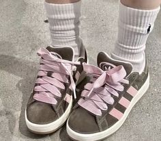 Pretty Sneakers, Trendy Shoes Sneakers, Preppy Shoes, Pretty Shoes Sneakers, All Nike Shoes, Shoes Outfit Fashion, Cute Nike Shoes, Girly Shoes, Aesthetic Shoes