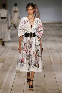 Summer Fashion Runway, Frok Tops, Identity Textiles, Mcqueen Runway, Women's Runway Fashion, Lookbook Inspiration, Runway Fashion Couture, Fashion Week Spring 2020, Runway Outfits