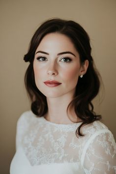 Explore 60+ bridal makeup looks designed for brunette brides-to-be! These trending styles include timeless elegance, dramatic glamour, and everything in between. Pair your rich brunette tones with flawless skin, soft contour, and the perfect lip shade. Find your dream look today! #BridalBeautyInspo #BrunetteMakeupIdeas #WeddingDayGlam