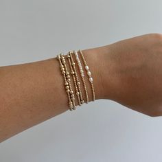 ¡La pieza perfecta para apilar con múltiples pulseras Rhea o apilar con tus piezas existentes! Elija entre dos tamaños de cuentas diferentes. Dainty Gold Bead Bracelet, Beaded Bracelets Aesthetic, Bracelet Combinations, Bracelets Preppy, Neutral Bracelets, Beaded Bracelet Stack, 2mm Beads, Jewelry Stack, Gold Bracelets Stacked